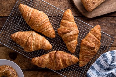 Taze pişmiş kruvasan.