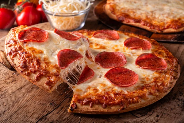 Pepperoni e quatro pizzas de queijo — Fotografia de Stock