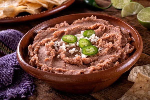 Feijões fritos com Queso Fresco e Jalapeno — Fotografia de Stock