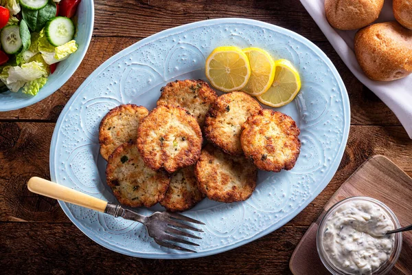 Een Schotel Zelfgemaakte Viskoekjes Met Tartaarsaus Verse Broodjes Tuinsalade — Stockfoto