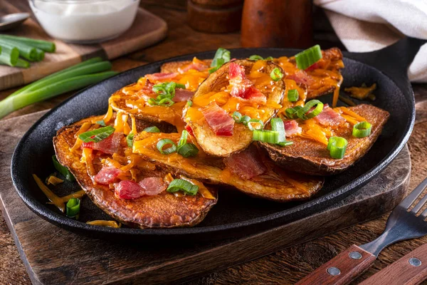 Deliciosas Pieles Patata Caseras Con Queso Derretido Tocino Cebolla Verde —  Fotos de Stock