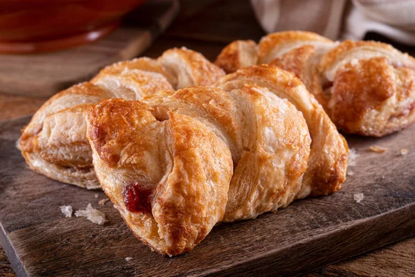 Köstliche Geflochtene Kirschstrudel Auf Einer Rustikalen Holztheke — Stockfoto