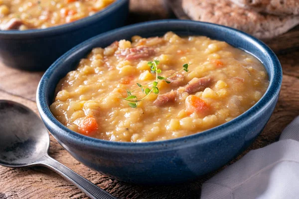 ニンジンとスモークハムとおいしい黄色の分割エンドウ豆のスープのボウル — ストック写真