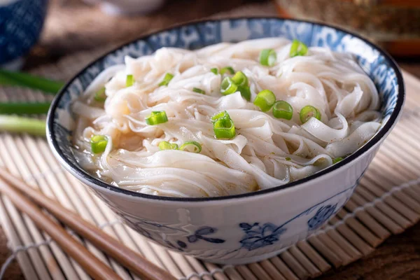 Uma Tigela Delicioso Macarrão Arroz Pho Com Cebolinha — Fotografia de Stock