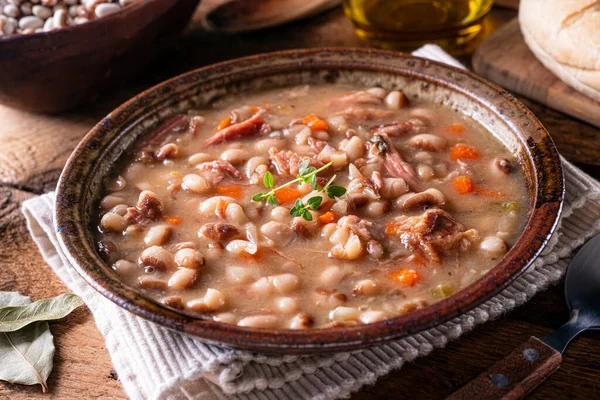 自家製のおいしい豆のスープとスモークハムとニンジンのボウル — ストック写真