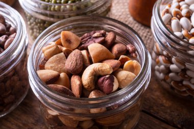 Cam bir kapta karışık fındıklar..