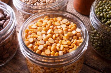 Cam bir saklama kabında sarı bezelyeler.