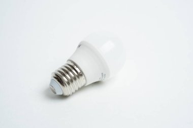 Beyaz arka planda 27 mm 'lik kapağı olan küçük LED lamba.