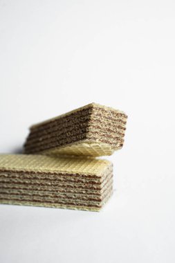 Beyaz arka planda kahvaltı için çikolatalı waffle.