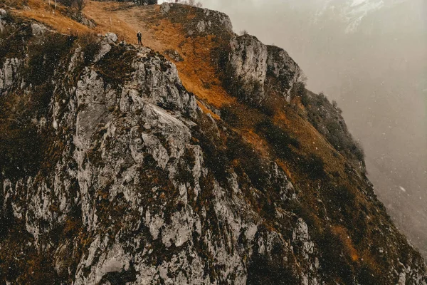 Paisagem Paisagem Vista Cima Nuvens Floresta Montanhas Precipício Neve — Fotografia de Stock