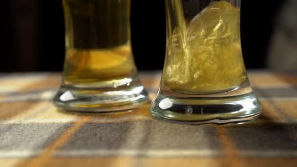 Närbild av ett glas med ölhällning isolerad — Stockvideo