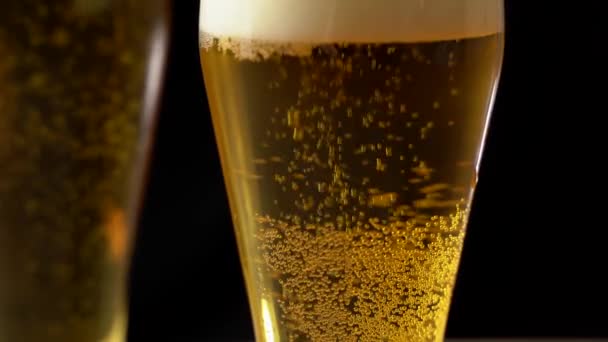 Close-up de um copo com cerveja derramando isolado — Vídeo de Stock