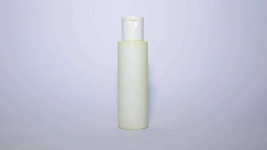 Duş banyosu beyaz arka planda taklit edilir