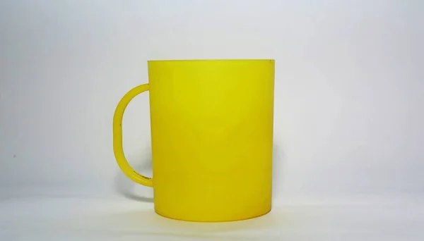 Tazas Plástico Amarillo Sobre Fondo Blanco —  Fotos de Stock