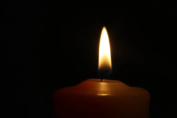 关闭图像的蜡烛火焰 黑色背景 — 图库照片
