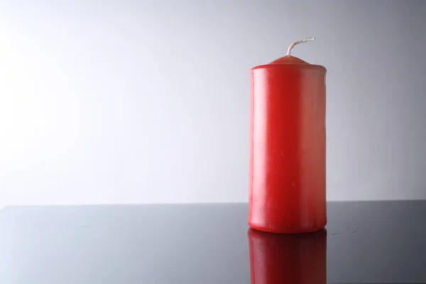 Изолированная Широкая Красная Свеча Зеркальной Поверхности Белый Фон — стоковое фото