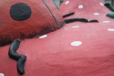 Taş böcek ve mantara yakın, soyut kırmızı arkaplan