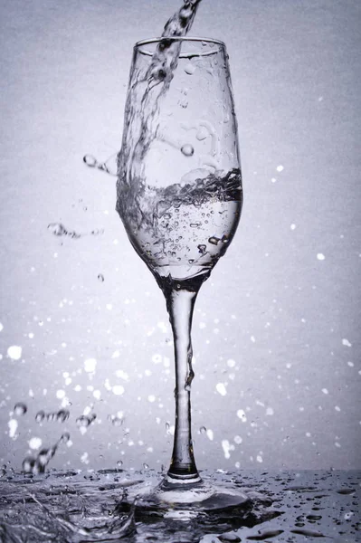 Liquid Stream Going Glass Goblet Water Splashes Light Back — 스톡 사진