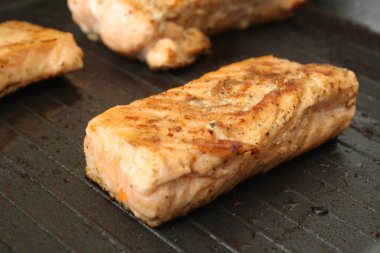 Yemek pişirmek, ızgarada balık kızartmak.