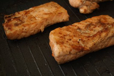 Yemek pişirmek, ızgarada balık kızartmak.