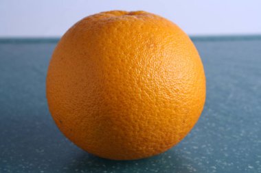 Tüm portakal meyvesi kesim için yeşil panoda, yakın çekim vitamain C