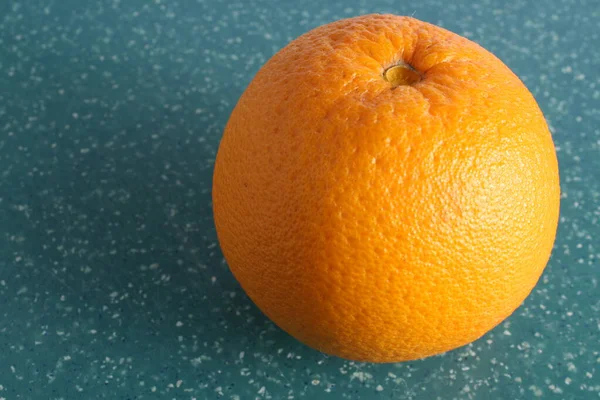 Fruta Naranja Entera Tablero Verde Para Cortar Primer Plano Vitamina — Foto de Stock