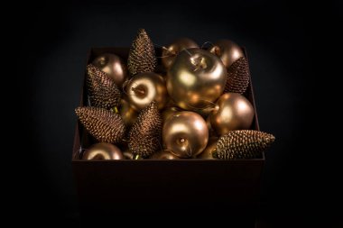 Yeni yıl arifesinde hediye kutusu oyuncaklar ile