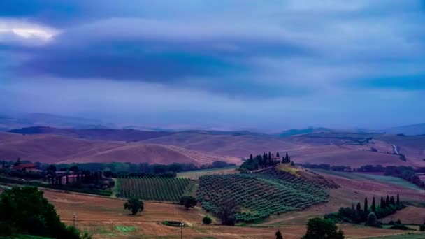 Eső felhők és a nap sugarai a dombokon a Toscana, Olaszország — Stock videók