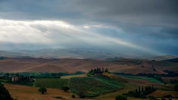 Eső felhők és a nap sugarai a dombokon a Toscana, Olaszország — Stock videók