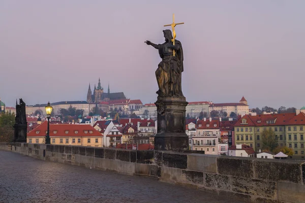 Charles Bridge at sunrise, Prague, Czech Republic — Stock Photo, Image