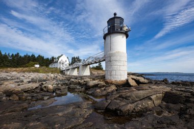 Marshall Point olarak bağlantı noktası Clyde kayalık sahil üzerinden görülen Light,