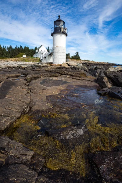 Marshall Point Light visto desde la costa rocosa de Port Clyde , — Foto de Stock