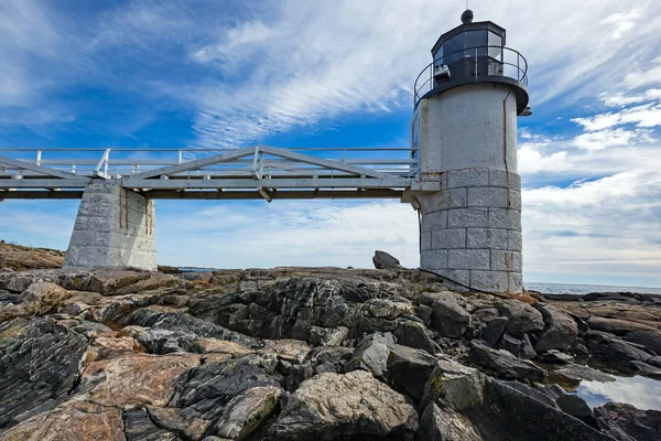 Pemaquid Point Lighthouse above rocky coastal rock formations — Stock Photo, Image