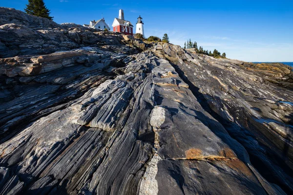 Pemaquid punt vuurtoren boven rotsachtige kust rotsformaties — Stockfoto
