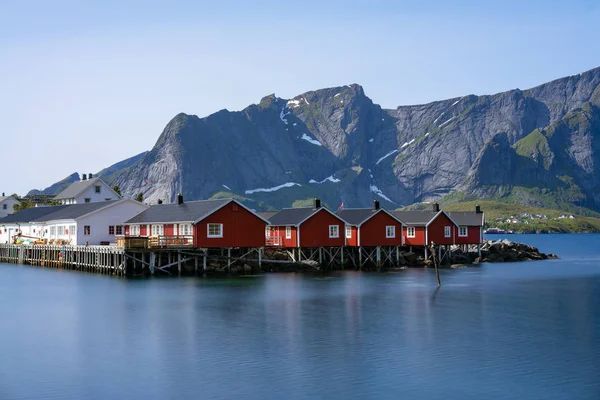Blick auf den Berg Olstind über den roten Fischerhäusern namens ro — Stockfoto