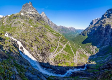 Norveç dağ yolu. Trollstigen. Stigfossen şelale. Norw