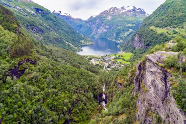 Flydalsjuvet v büyülü Geirangerfjorden üzerinden güzel görünüm