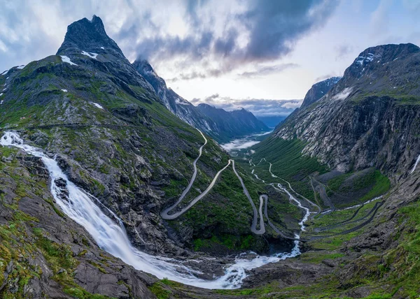 Norwegische Bergstraße. Trollstigen. Wasserfall stigfossen. norw — Stockfoto
