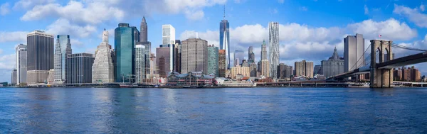 New york city manhattan skyline panorama met brooklyn bridge — Stockfoto