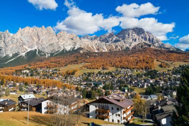 Güzel şehir Cortina d'Ampezzo, Dolomit görünümünü
