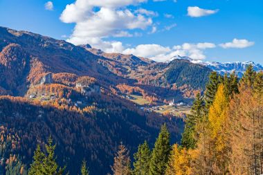 Colle Santa Lucia köyleri ile dağlık manzara ve