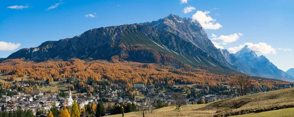 The view of the beautiful town of Cortina d'Ampezzo, the Dolomit — Stock Photo, Image