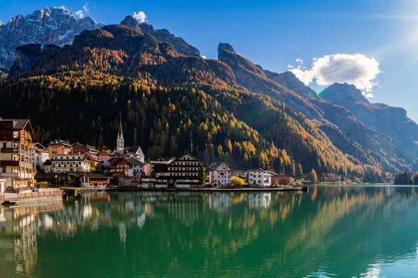 Lake d'Alleghe, Tyrol, Italy — Stock Photo, Image