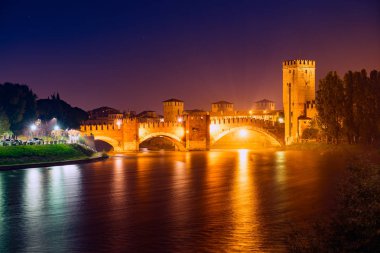 Ponte Scaligero ve gece, Verona, Ital Adige Riveray