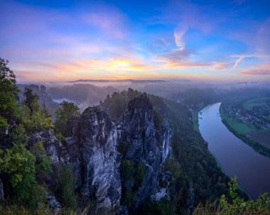 Sabah güneş ışığı dağlarda Bastai