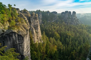 Sabah güneş ışığı dağlarda Bastai