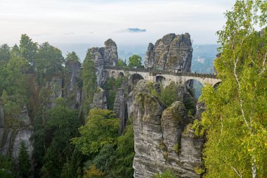 Sabah güneş ışığı dağlarda Bastai