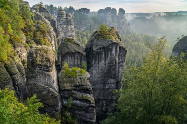Sabah güneş ışığı dağlarda Bastai
