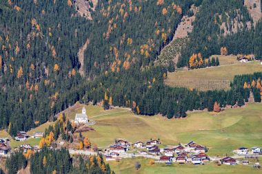 İtalya. Dolomites. Parlak renkler sonbahar manzara