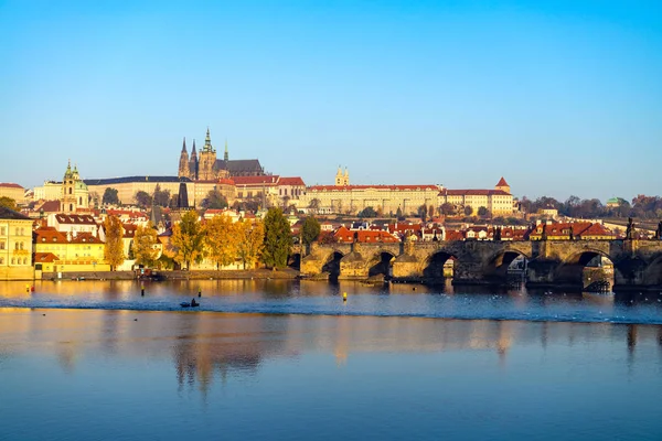 Old downtown of Prague, Vltava river and Charles bridge — Stock Photo, Image